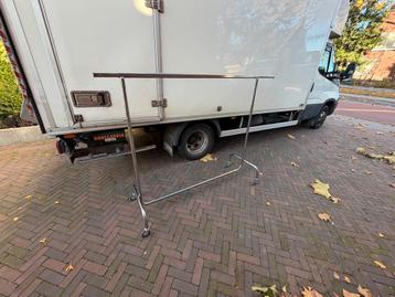 Kledingrek op wiellen beschikbaar voor biedingen