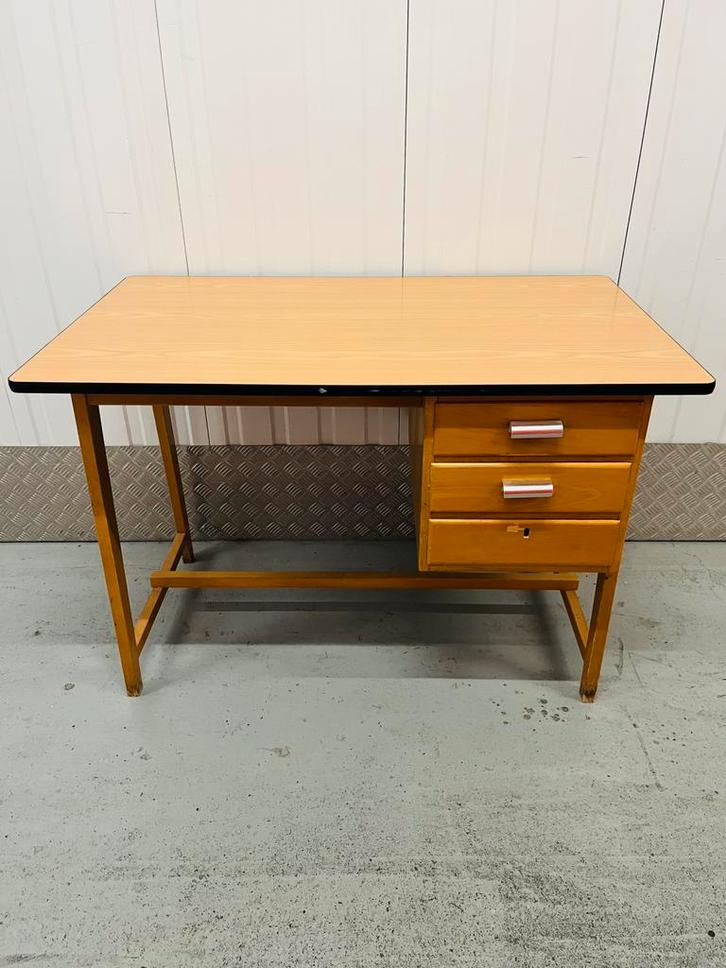Vintage buraeu schoolbureau juf retro, Huis en Inrichting, Bureaus, Gebruikt, Bureau, Ophalen
