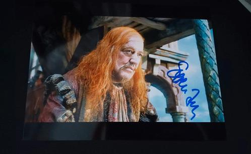 Stephen Fry handtekening The Hobbit gesigneerde foto 20x15cm, Verzamelen, Film en Tv, Ophalen of Verzenden