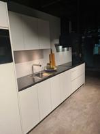 KVIK keuken met composiet werkblad en Siemens apparatuur., Huis en Inrichting, Nieuw, Greeploos, Enkelwandige keuken, Wit