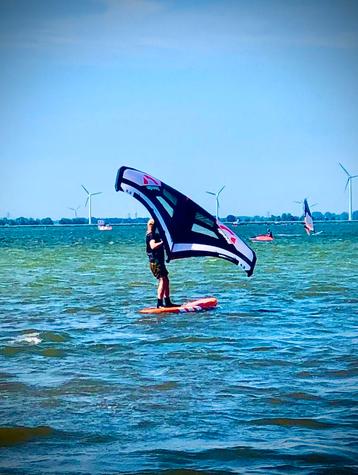 Kwalitatieve Wingsurfset bestaande uit board + wing. beschikbaar voor biedingen
