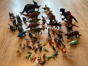 Grote verzameling dinosaurussen speelgoed beschikbaar voor biedingen