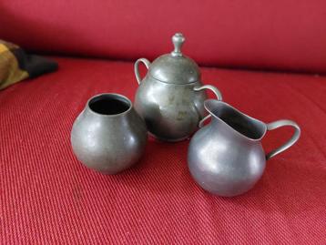 Antiek tinnen servies beschikbaar voor biedingen