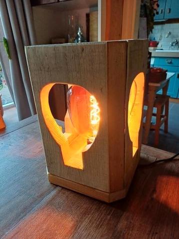 Leuke lamp van steigerhout met aparte spiraallamp beschikbaar voor biedingen