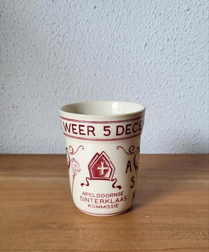 Beker P. Regout - 50 jaar Apeldoornse Sinterklaas Kommissie, Antiek en Kunst, Antiek | Servies los, Ophalen of Verzenden