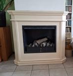 crème kleurige sier open haard met haardblokken, Huis en Inrichting, Haarden, Ophalen, Gebruikt, Vrijstaande haard, Houthaard