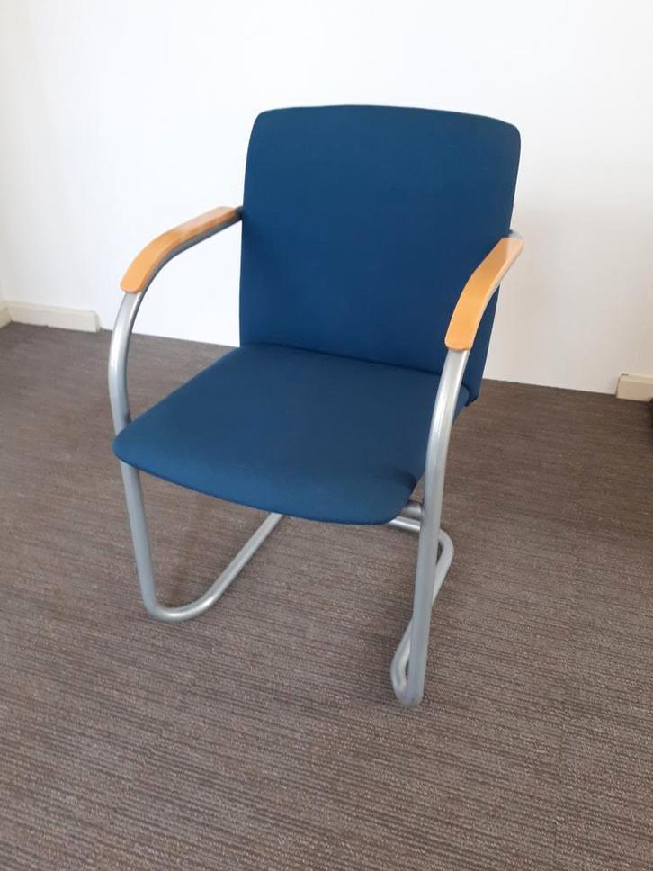 Blauwe vergaderstoel met armleuningen 4x, Huis en Inrichting, Stoelen, Gebruikt, Vier, Hout, Metaal, Stof, Blauw, Ophalen