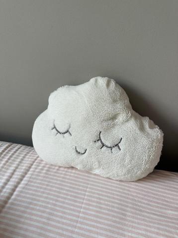 Wit wolkenkussen, met oogjes beschikbaar voor biedingen