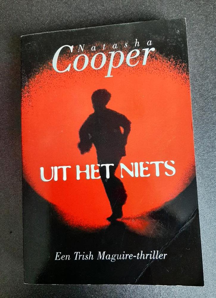 Natasha Cooper - Uit het niets, Boeken, Thrillers, Gelezen, Ophalen of Verzenden