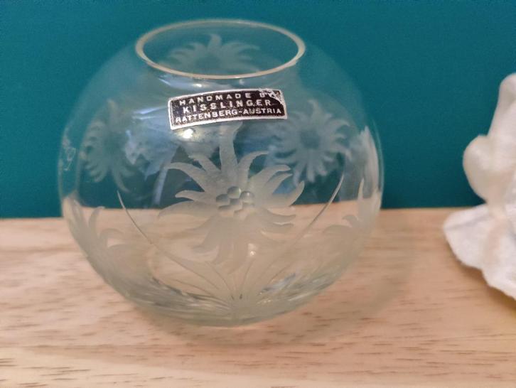 Vintage vaasje van glas met gegraveerde edelweiss, Huis en Inrichting, Woonaccessoires | Kandelaars en Kaarsen, Zo goed als nieuw