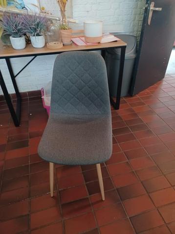 Donkergrijze stoel beschikbaar voor biedingen