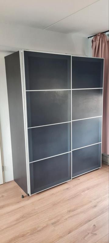 Grote kledingkast met schuifdeuren
