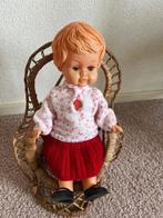 Rieten poppenstoeltje met pop met zelfgemaakte kleding, Ophalen of Verzenden, Gebruikt, Overige typen