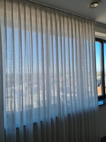 Witte Inbetween Gordijnen beschikbaar voor biedingen