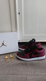 Jordan 1 low Beetroot 40,5, Kleding | Heren, Zwart, Ophalen of Verzenden, Jordan, Sneakers of Gympen