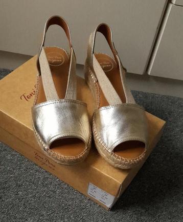 Toni pons sandalen goud maat 40. beschikbaar voor biedingen