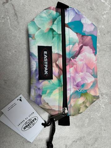 Nieuwe Eastpak etui met kaartje beschikbaar voor biedingen