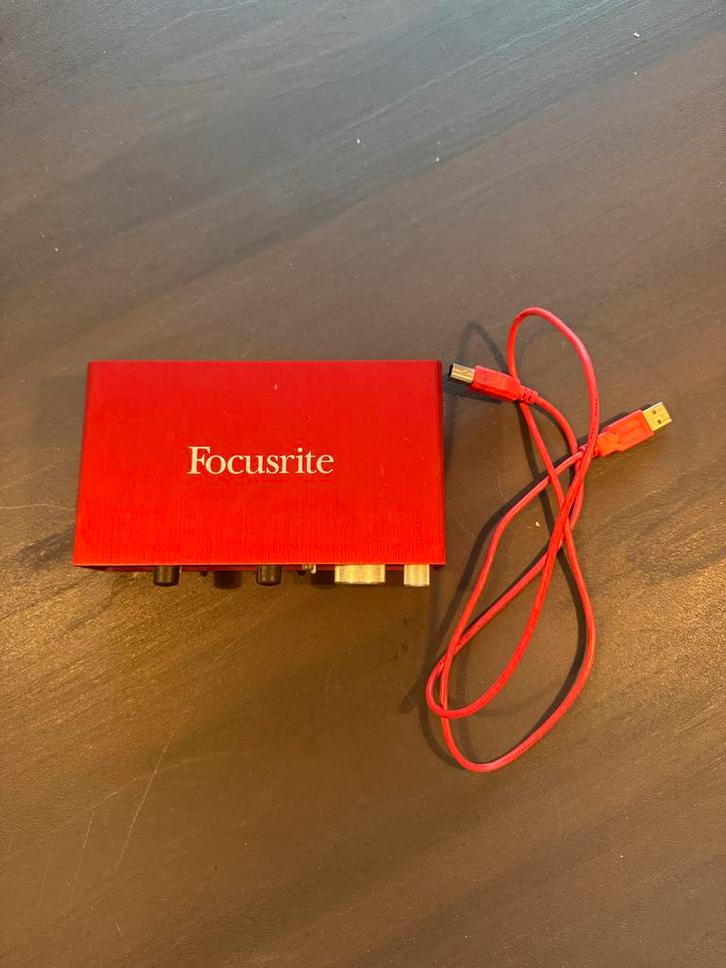 Focusrite Scarlett 2i2 Audio Interface, Muziek en Instrumenten, Mengpanelen, Zo goed als nieuw, Minder dan 5 kanalen, Microfooningang