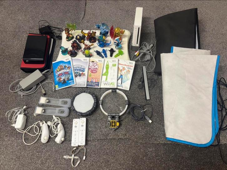 Spelcomputer Wii met DDR dancemat, balance board, Spelcomputers en Games, Spelcomputers | Nintendo Wii, Gebruikt, Met 2 controllers