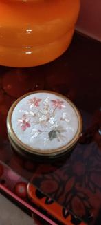 Oud Frans doosje op pootjes, Ophalen