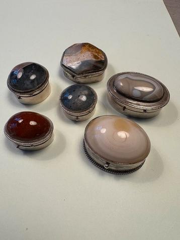 Zilveren sieraden of pillen doosjes per stuk te koop beschikbaar voor biedingen