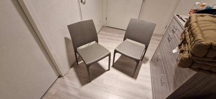 Set van 2 grijze stoelen (80x54x46 cm) incl. kussens Xenos, Huis en Inrichting, Stoelen, Gebruikt, Twee, Kunststof, Grijs, Ophalen