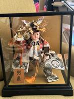 Chinees / japans samurai / zwaard porcelijnen pop in vitrine, Ophalen of Verzenden