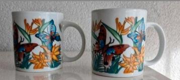 Twee Vintage Bekers met Bloemen en Vlinders beschikbaar voor biedingen