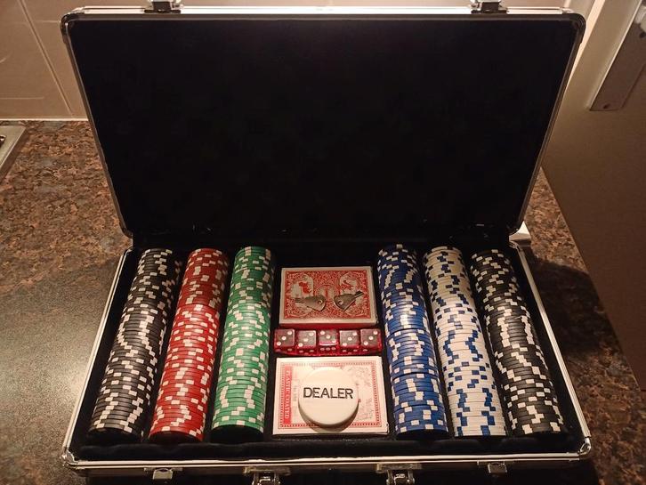 Malatec Pokerset - Compleet met accessoires, Hobby en Vrije tijd, Gezelschapsspellen | Bordspellen, Nieuw, Ophalen