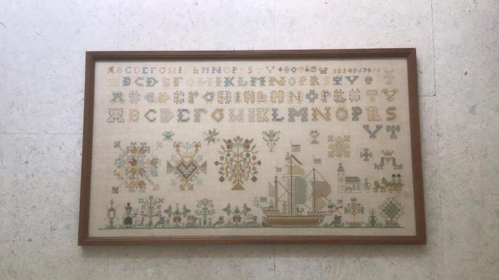 Merklap. W.S. Friesland. Strak ingelijst., Antiek en Kunst, Antiek | Kleden en Textiel, Ophalen of Verzenden