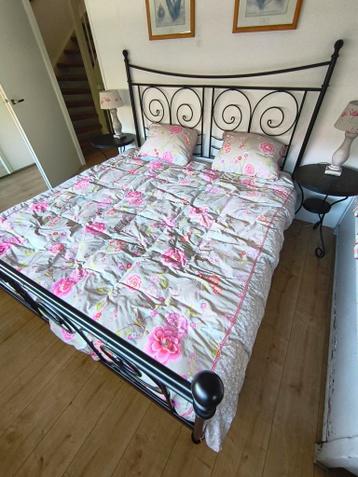 Ikea bed incl.  2 tafeltjes/nachtkastjes en bodem, 160x200 - afbeelding 2