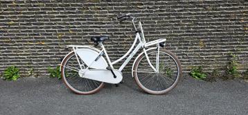 Een witte Voque damesfiets met terugtraprem en transportrek. beschikbaar voor biedingen