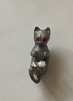 Vintage tinnen kat figuurtje met rode glazen ogen., Antiek en Kunst, Antiek | Tin, Verzenden