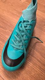groene nike air voetbalschoenen, Losse kaart, Eén persoon, Mei, Buitenland