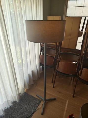 Moderne staande lamp met stoffen kap beschikbaar voor biedingen