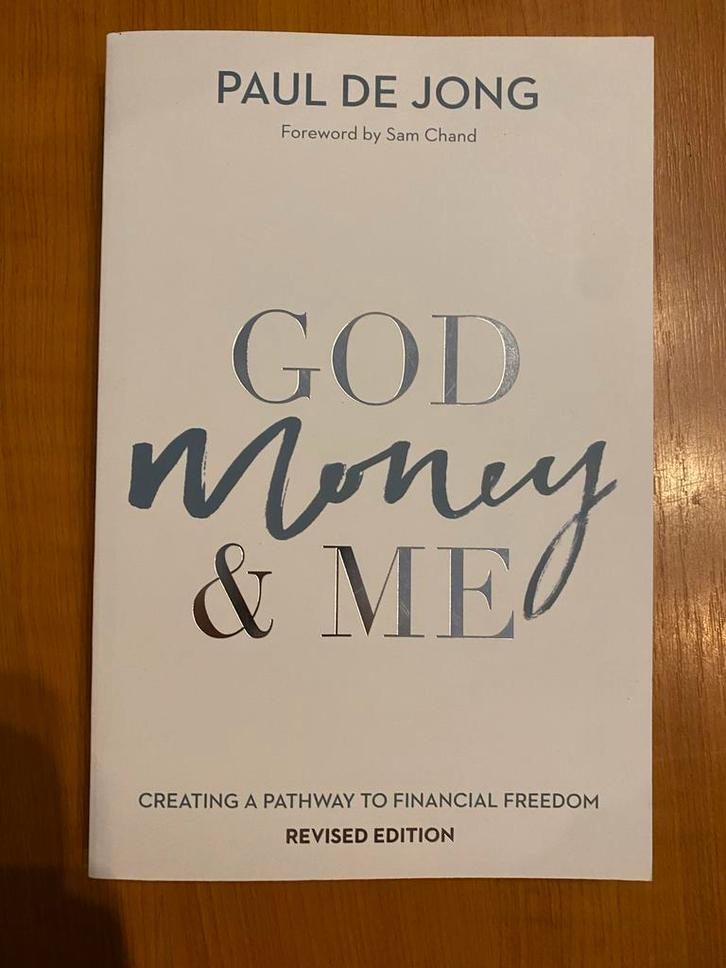 God, Money & Me - Paul de Jong, Boeken, Godsdienst en Theologie, Gelezen, Christendom | Katholiek, Ophalen of Verzenden