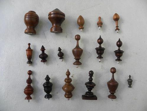 Doos Y, Houten tollen, opzetstukken, torentjes, schoorsteent, Antiek en Kunst, Antiek | Klokken, Ophalen of Verzenden