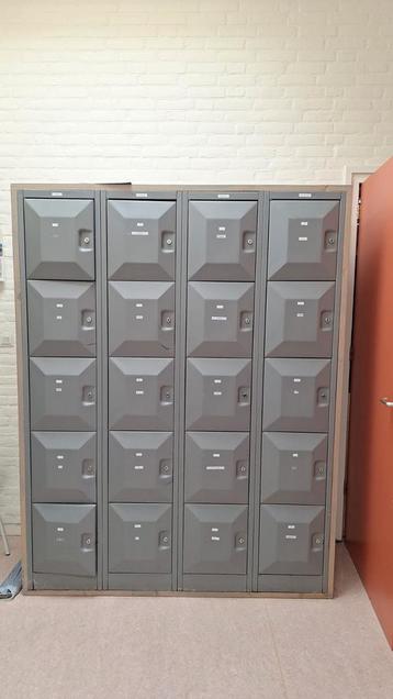 Grote lockerkast met 20 lockers  Verkoop dit voor school! beschikbaar voor biedingen