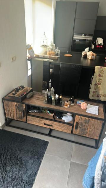 TV tafel / salontafel heel mooi beschikbaar voor biedingen