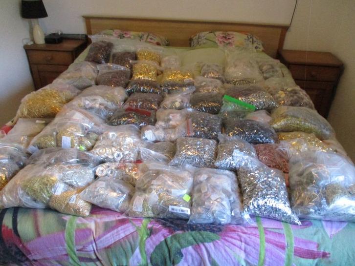 GIGANTISCHE partij van 120 kilo sieraadbenodigdheden, Hobby en Vrije tijd, Kralen en Sieraden maken, Nieuw, Hanger, Ophalen