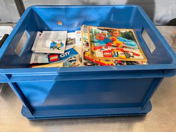 Krat vol met lego boekjes beschikbaar voor biedingen