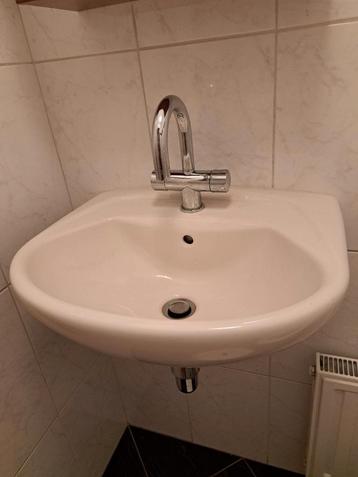 Wastafel met kraan (merk: Venlo) beschikbaar voor biedingen