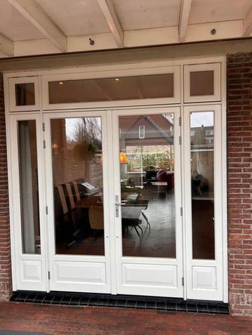 Kozijn met openslaande deuren beschikbaar voor biedingen