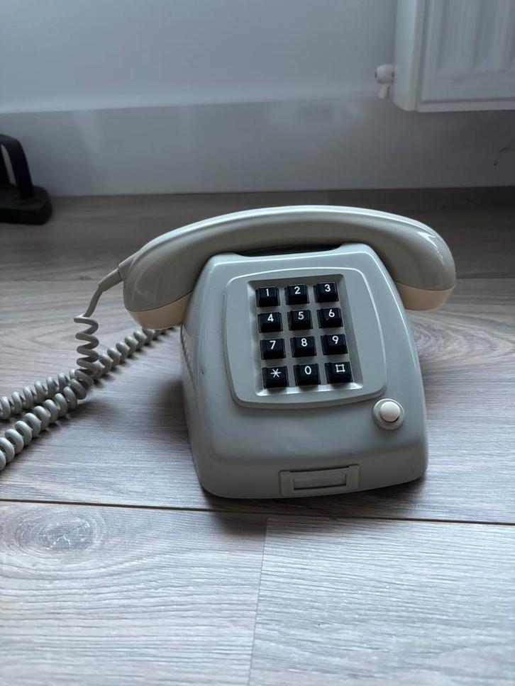 Vintage grijze telefoon met druktoetsen, Telecommunicatie, Vaste telefoons | Handsets en Draadloos, Gebruikt, 1 handset, Ophalen