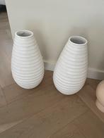 2 mooie witte vazen., Huis en Inrichting, Woonaccessoires | Vazen, Ophalen, Wit, Aardewerk of Porselein, Zo goed als nieuw