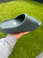 Te koop Adidas Yeezy Slide maat 43, Ophalen of Verzenden, Nieuw, Overige kleuren