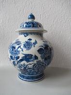 De porseleine fles Delft  Grote vaas met deksel, Antiek en Kunst, Antiek | Keramiek en Aardewerk, Ophalen of Verzenden