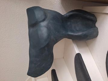 Kunstbeeld vrouw beschikbaar voor biedingen