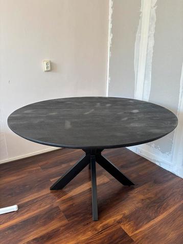 Zwarte ronde eettafel 130cm, 75cm hoog