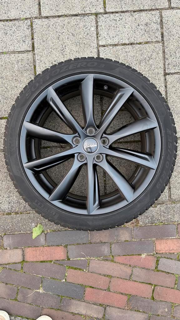 Tesla Model 3 Pirelli winterbanden met nieuwe 19 inch velgen, Auto-onderdelen, Banden en Velgen, Banden en Velgen, Winterbanden